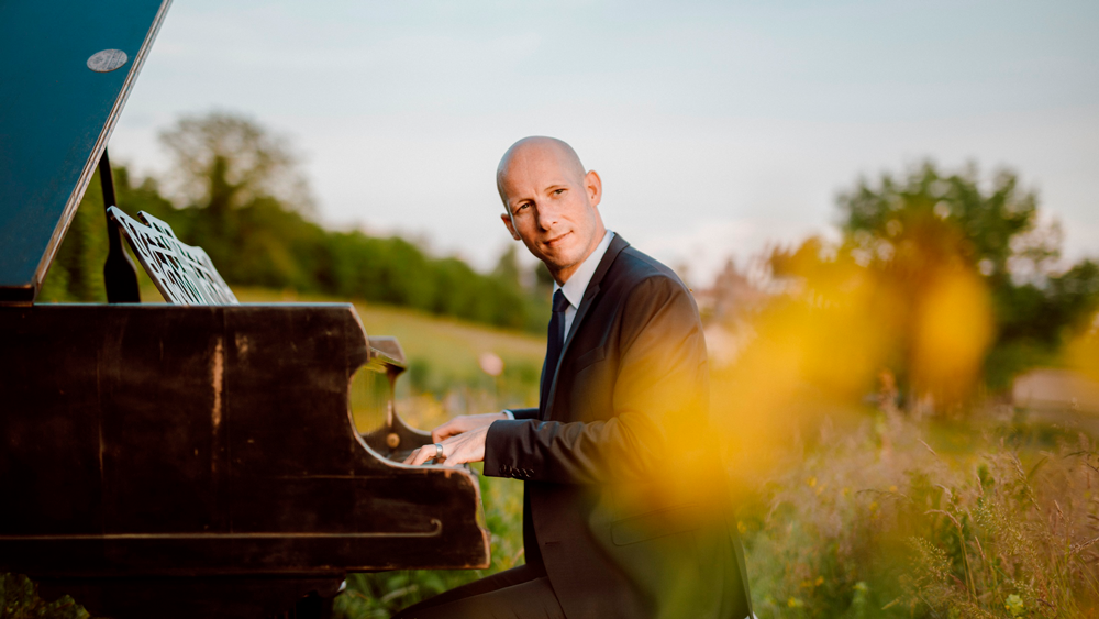 Live-Musiker Daniel Zehnder am Klavier